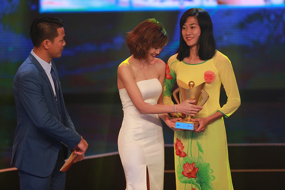 VĐV trẻ của năm Tú Chinh nhận Cúp Chiến thắng từ cựu cầu thủ Như Thuần và quả bóng vàng Ngọc Châm