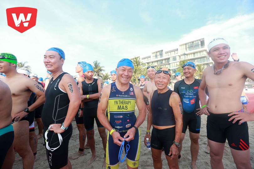 Cụ Yee Sze Mun lạc quan trước phần thi bơi tại Ironman 70.3 Vietnam 2017. Ảnh: Hải Đăng.