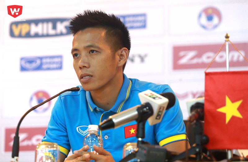 Tiền đạo Văn Quyết dành những lời tri ân tới ''bố'' Chung trước trận đấu với Campuchia. Ảnh: Hải Đăng.