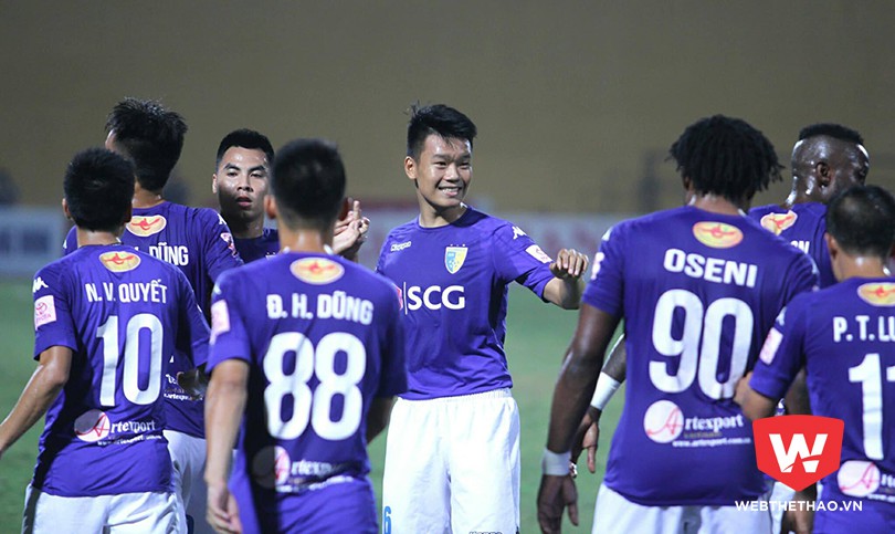 Hà Nội FC tận dụng tốt cơ hội để leo lên ngôi đầu V.League 2017. Ảnh: Trung Thu