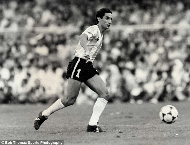 Ossie Ardiles mặc áo số 1 khi thi đấu cho ĐT Argentina tại World Cup 1982.