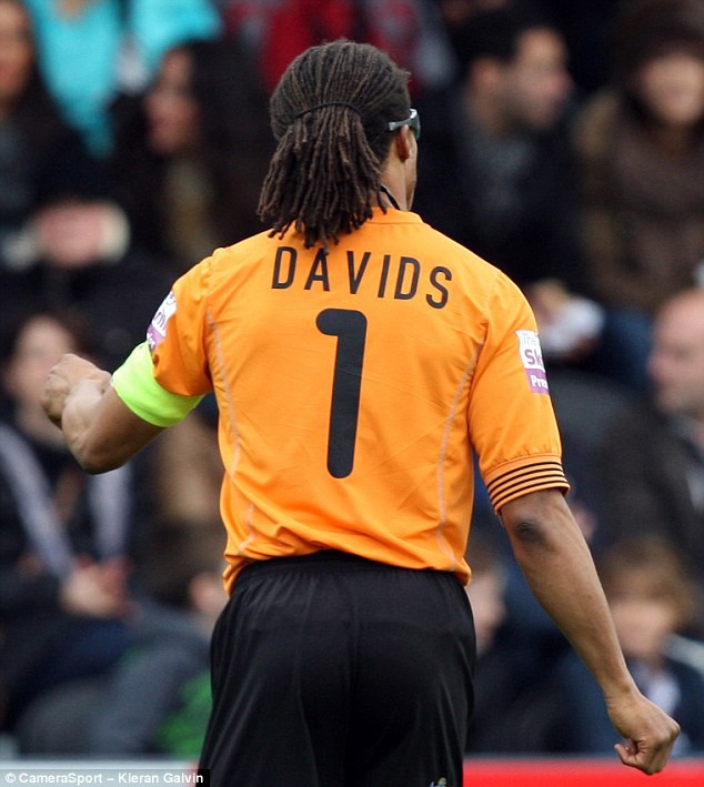 Edgar Davids mặc áo số 1 tại FC Barnet. 