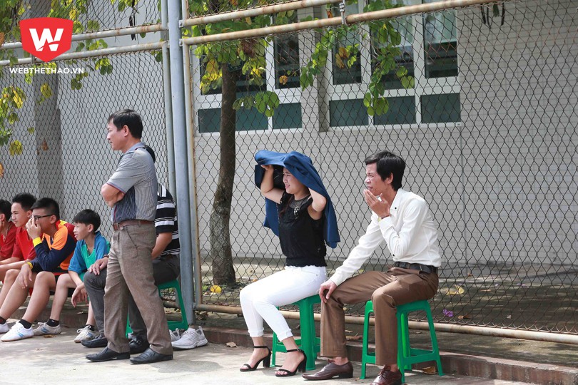 Chị Oanh và chồng (bìa phải) cổ vũ cho con trai tại vòng loại U13 Bóng đá học đường khu vực Hà Nội. Ảnh: Hải Đăng.
