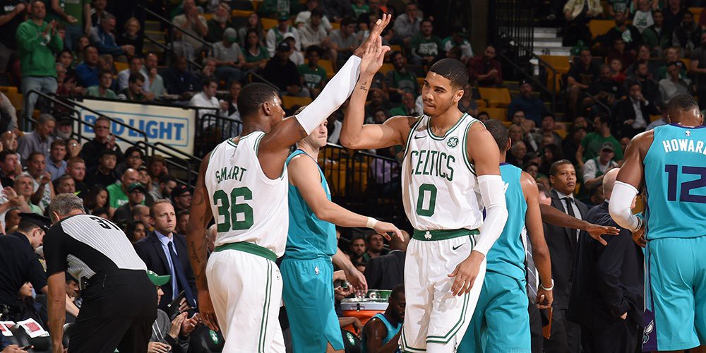 Trong ngày ra mắt Kyrie Irving và Gordon Hayward - Boston Celtics đã không mấy khó khăn để đánh bại Charlotte Hornets.