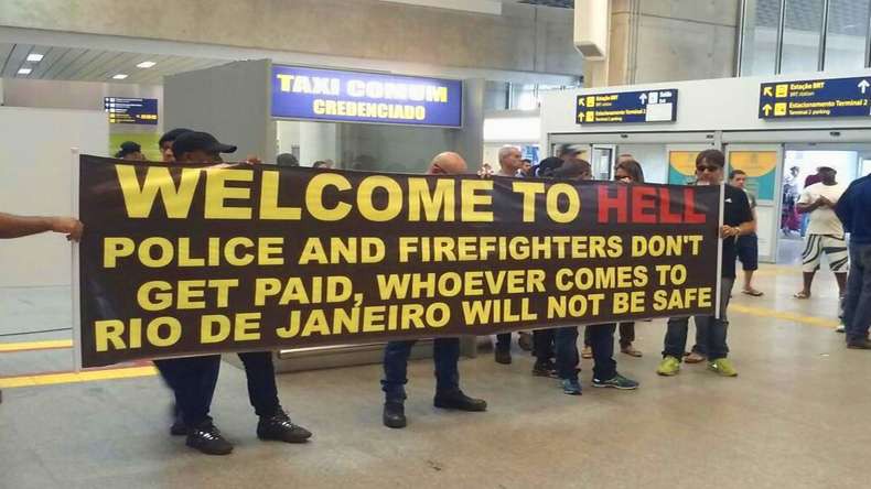 Lực lượng an ninh giăng biểu ngữ ''Chào mừng tới địa ngục'' tại sân bay quốc tế Rio de Janeiro.
