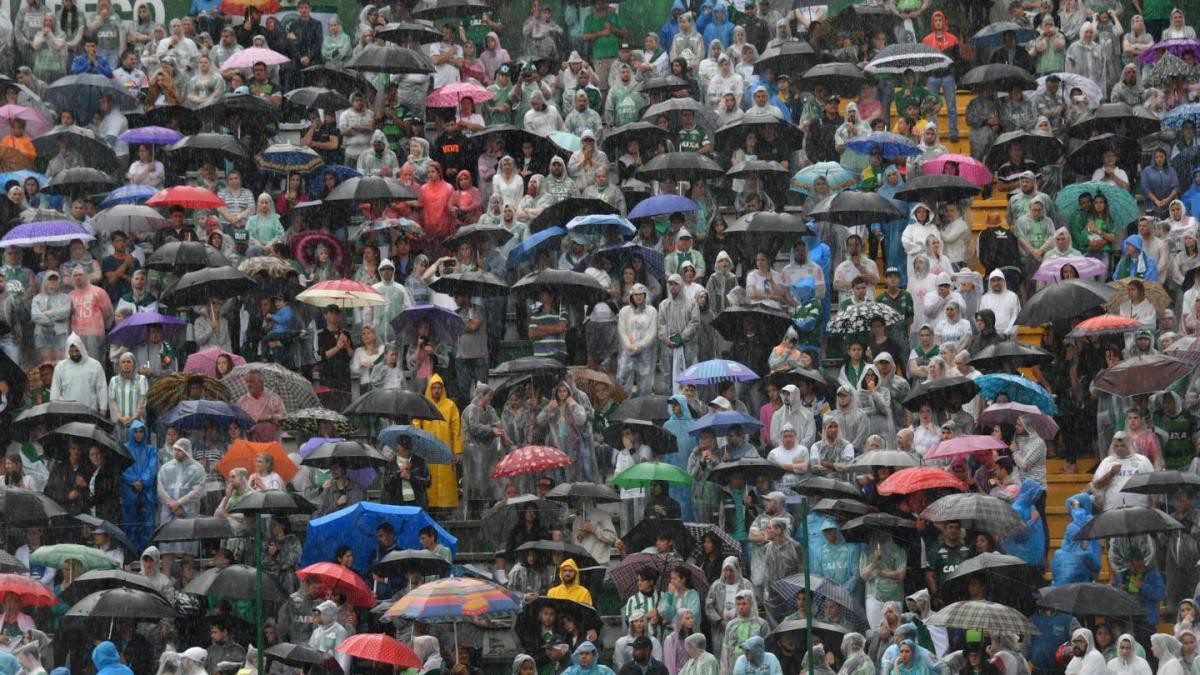 Hàng vạn CĐV đội mưa dự đám tang CLB Brazil xấu số