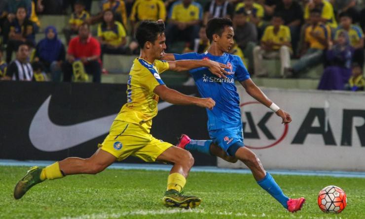 Matthew Davies (áo vàng) là sự lựa chọn lý tưởng cho vị trí hậu vệ phải của Malaysia.