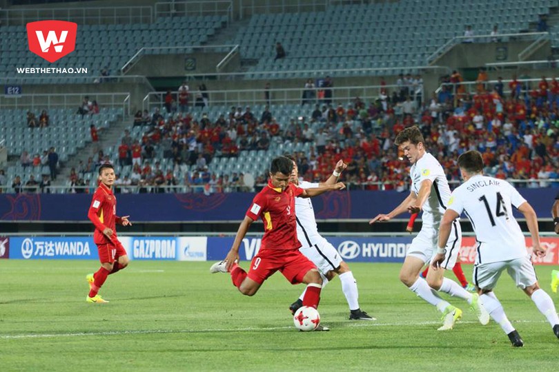 HLV Hoàng Anh Tuấn muốn các cầu thủ của mình phải có chút ''cay cú ăn thua'' trước U20 Pháp. Ảnh: Quang Thịnh.