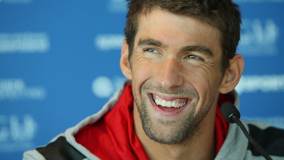 Michael Phelps cầm cờ cho đoàn Thể thao Mỹ tại Rio 2016.