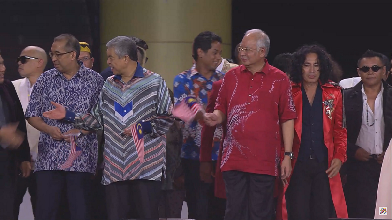  Thủ tướng Malaysia, Najib Razak, gửi lời tri ân đến các VĐV nước nhà đồng thời cùng làm nghi lễ chào Quốc khánh Malaysia (31/8)