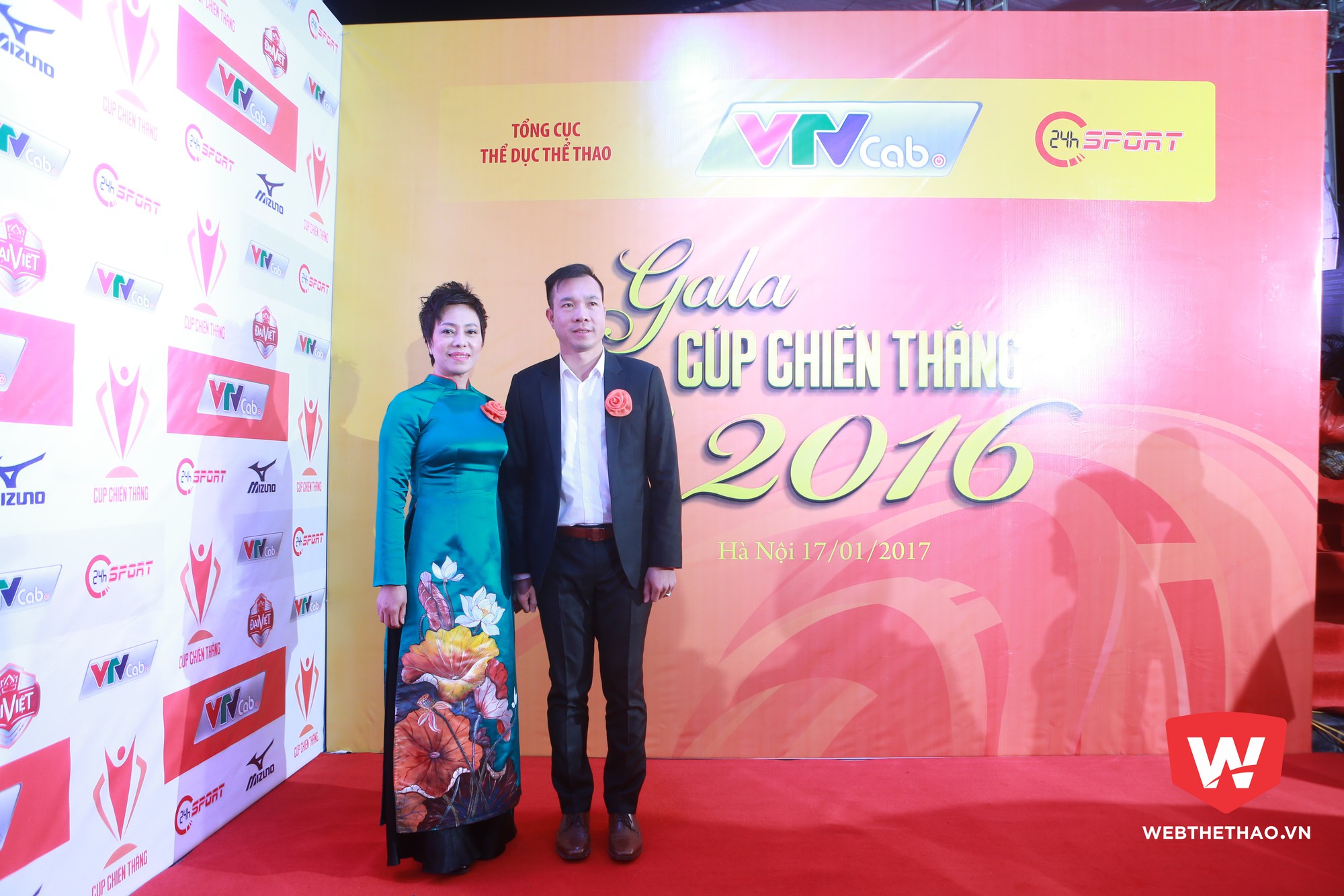 Thầy trò xạ thủ Hoàng Xuân Vinh trên thảm đỏ Gala Cúp Chiến thắng 2016.