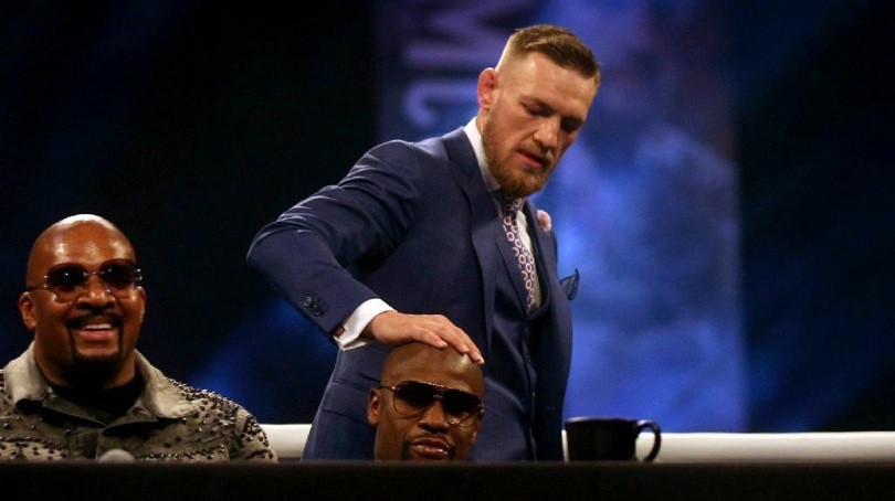 Một võ sỹ Boxing vĩ đại như Mayweather đang tự hủy hoại mình khi đấu khẩu với McGregor. Ảnh: LA Times.