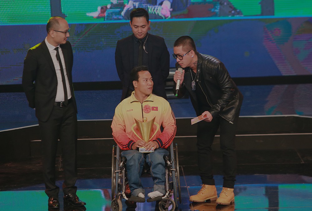 Ca sĩ Tuấn Hưng, người trình diễn ca khúc ''Đam mê'' trong đêm Gala, xúc động chia sẻ cùng với nhà vô địch Paralympic, VĐV khuyết tật xuất sắc nhất 2016 Lê Văn Công