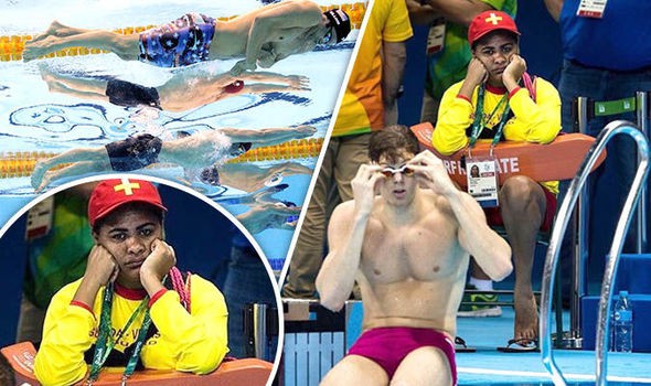 Hình ảnh nhân viên cứu hộ buồn bã tại Cung thể thao dưới nước Olympic.