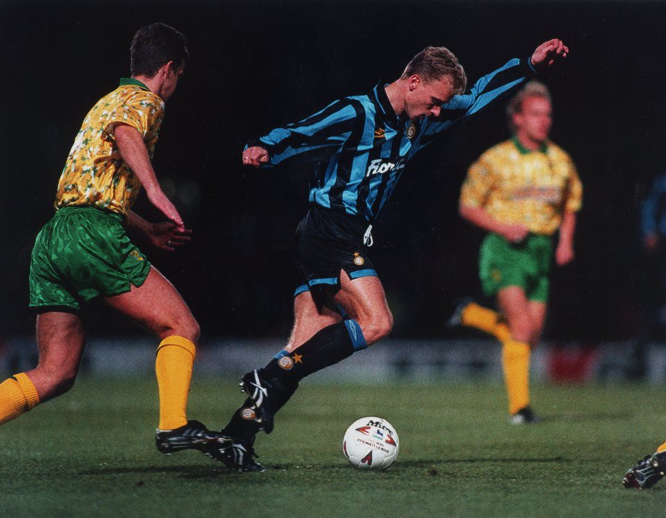 Mino Raiola đóng vai trò quan trọng trong việc đưa Denis Bergkkamp sang Inter Milan vào năm 1993.