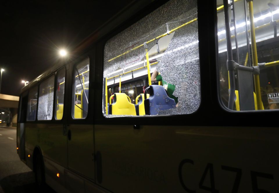 Cửa kính xe buýt bị vỡ nát sau khi hứng chịu những vật thể từ kẻ tấn công.