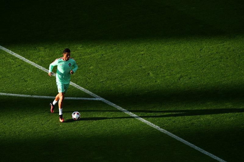 Cristiano Ronaldo đang có những màn khởi động trên sân.