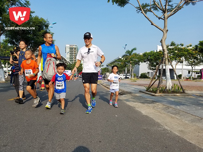 Ông Trịnh Bằng (áo trắng), GĐĐH của Sunrise Events Vietnam, về đích cùng những người con. Ảnh: Nguyễn Đạt.