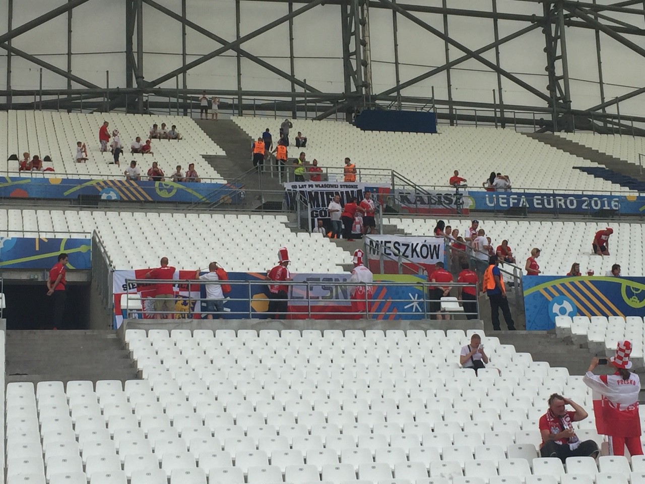 Các CĐV Ba Lan đang dần ổn định chỗ ngồi trong sân Velodrome.