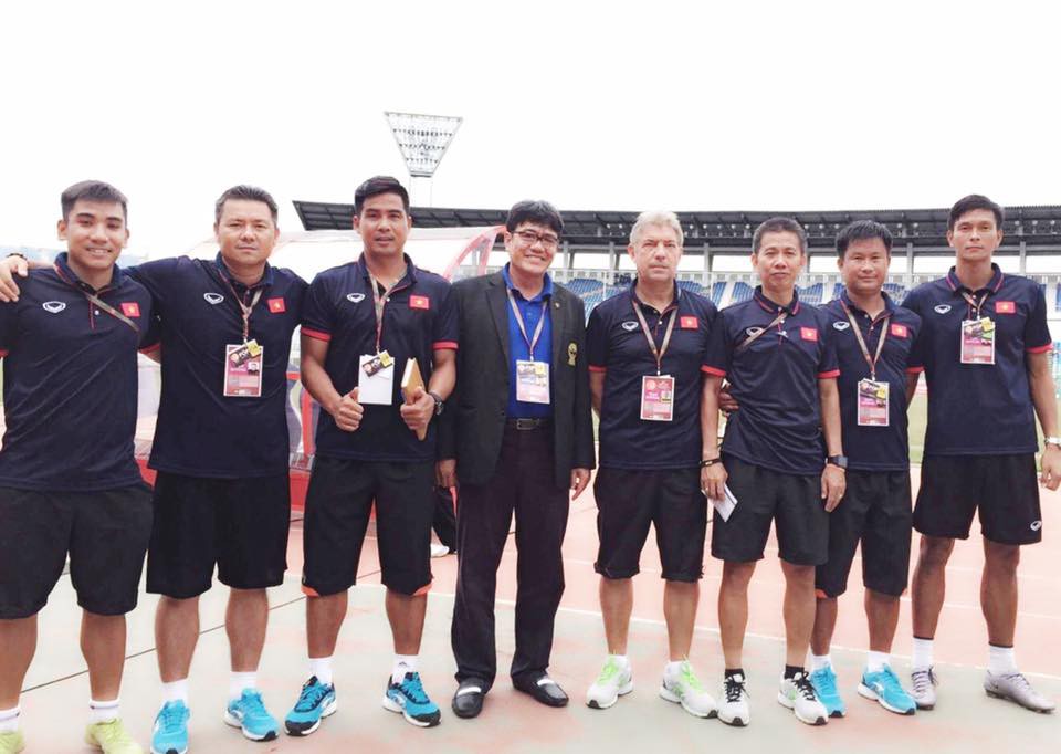 HLV Việt Thắng (thứ 3 từ trái qua) cùng các thành viên trong BHL U18 Việt Nam. Ảnh: FBNV