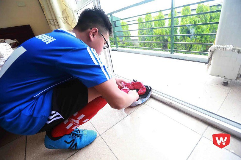Lâm Khánh xếp giày gọn gàng sau mỗi trận đấu của THCS Võ Thị Sáu. Ảnh: Hải Đăng.