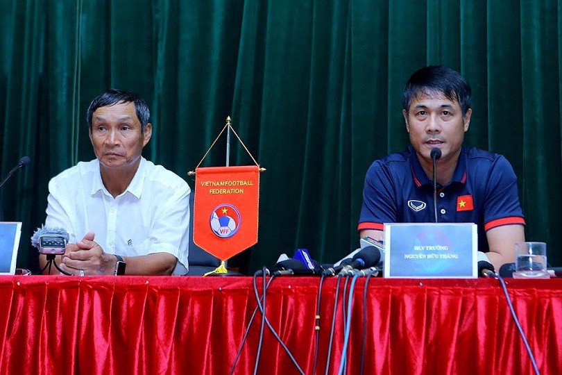 HLV Hữu Thắng (trái) mở rộng cơ hội cho các cầu thủ nhập lịch được khoác áo ĐTVN. Ảnh: Hải Đăng.