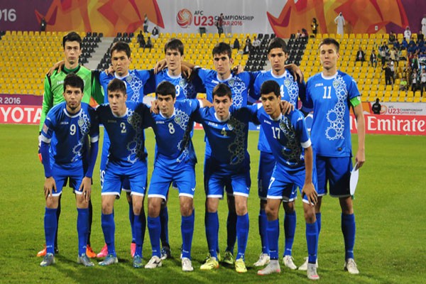 Hình ảnh: Các cầu thủ U23 Uzbekistan đổi áo sau hiệp 1 của trận đấu với U23 Việt Nam.