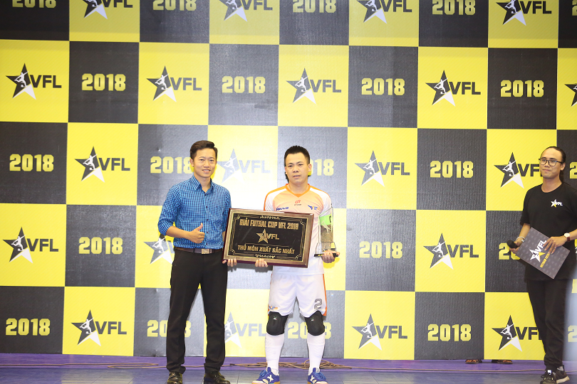 Hình ảnh: Nguyễn Văn Huy giành giải thưởng Thủ môn xuất sắc nhất giải VFL 2018.