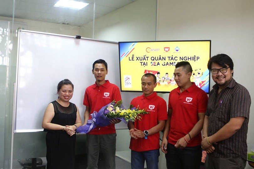 Phó TGĐ Bùi Thu Hường tặng hoa động viên nhóm phóng viên tác nghiệp tại Malaysia sắp tới.