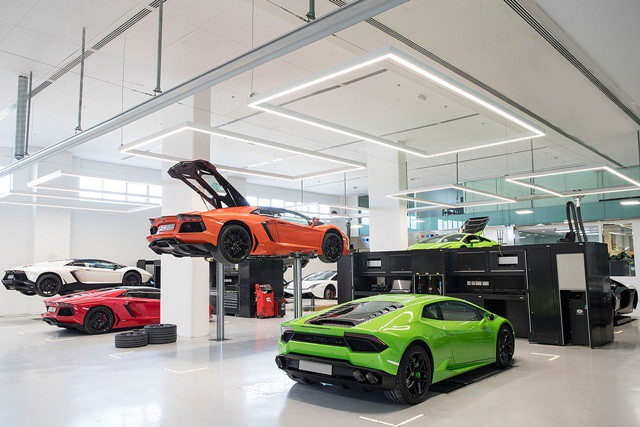 Không chỉ có showroom bán hàng và phụ kiện, Lamborghini Dubai còn có cả xưởng dịch vụ chất lượng cao