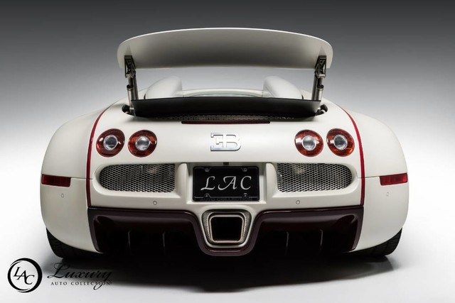 Bugatti Veyron sở hữu thân hình đồ sộ nên giới mê xe Việ Nam đặt tên cho chiếc xe là heo bự