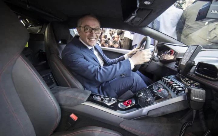Ngài Stefano Domenicalli - Chủ tịch HĐQT và Tổng giám đốc Lamborghini ngồi sau tay lái chiếc Huracan Polizia mới