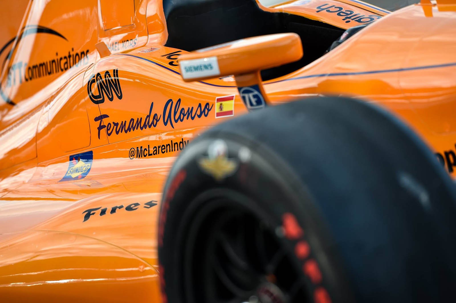 Tên của Fernando Alonso được in trên thân xe Dallara DW12