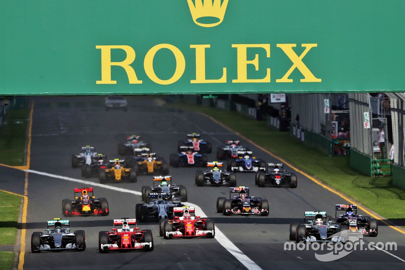Sebastian Vettel và Ferrari SF16-H dẫn đầu khi bắt đầu cuộc đua