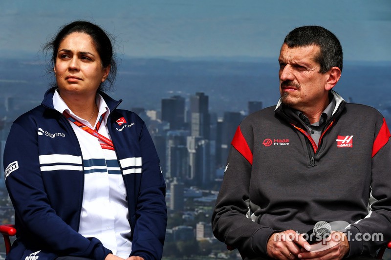 Monisha Kaltenborn của đội Sauber và Guenther Steiner của đội Haas