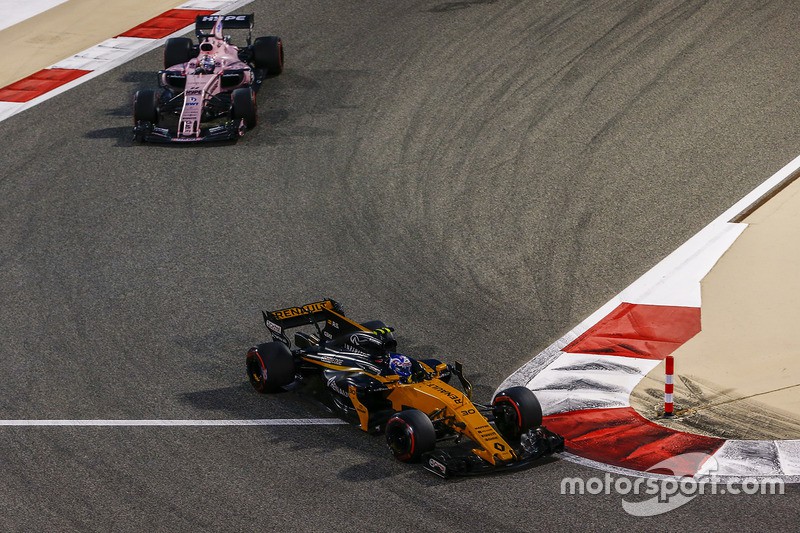 Jolyon Palmer đội Renault và Sergio Perez của đội Force India triong một khúc cua