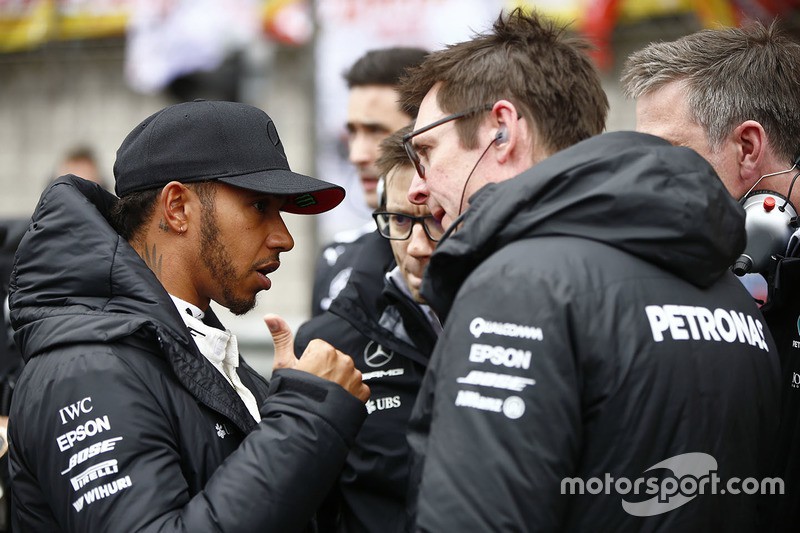 Lewis Hamilton và ban lãnh đạo đội Mercedes AMG