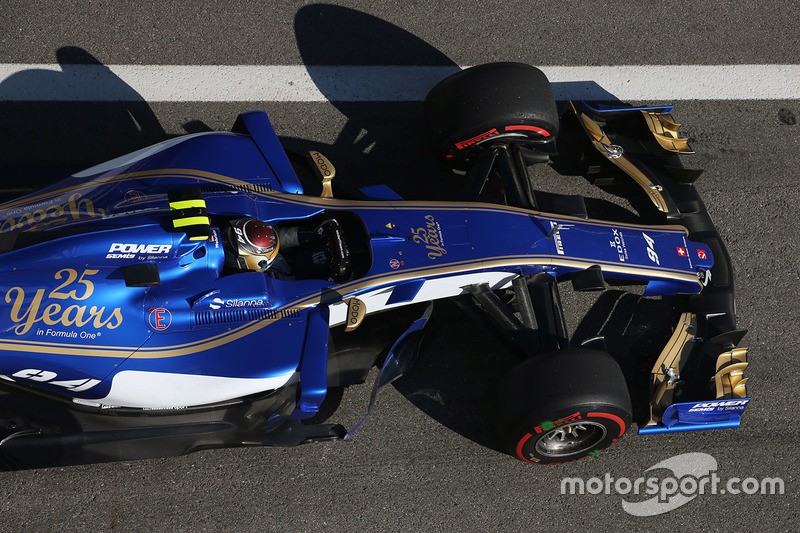 Tay đua Pascal Wehelein và chiếc Ferrari Sauber C36