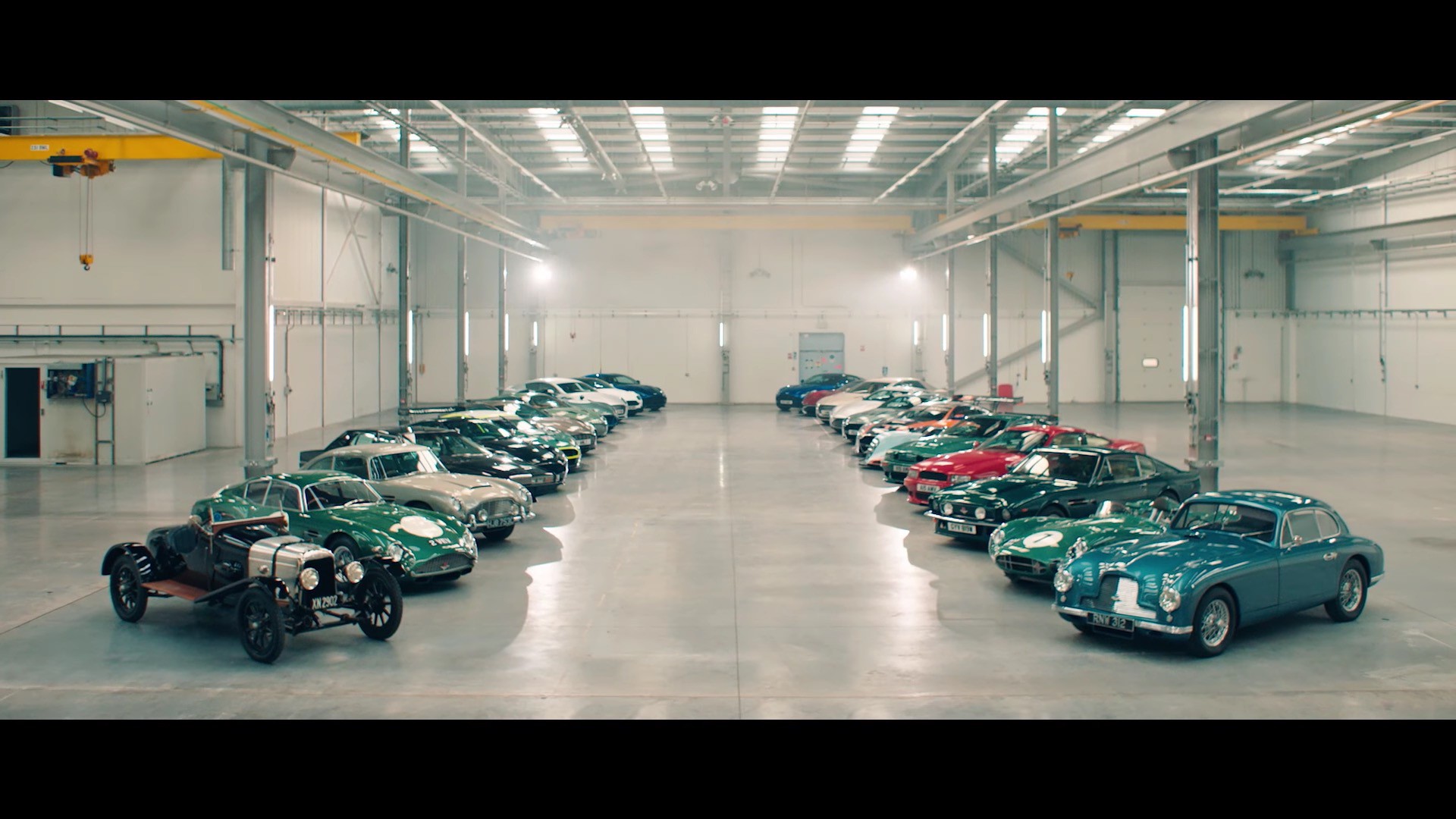 24 chiếc Aston Martin tham gia video chào mừng nhà máy thứ 2 tại St Athon