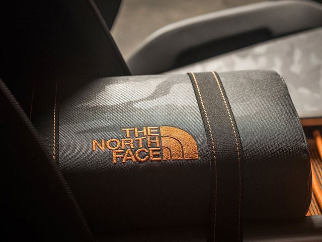  túi ngủ ẩn trong tay vịn do hãng The North Face tài trợ
