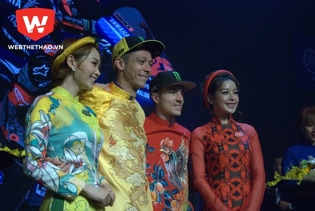 Hai tay đua Rossi và Vinales trong trang phục áo dài truyền thống cách tân của Việt Nam