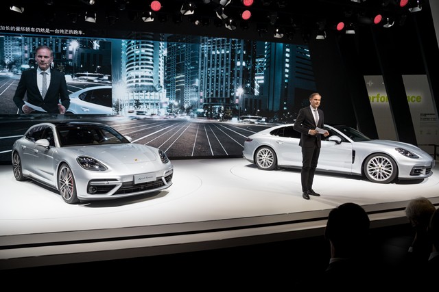 Ban lãnh đạo Porsche AG giới thiệu mẫu xe mới tại triển lãm xe Thượng Hải 2017