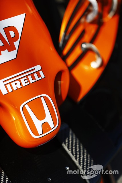 Logo của Honda và Pirelli trên mũi xe McLaren MCL32