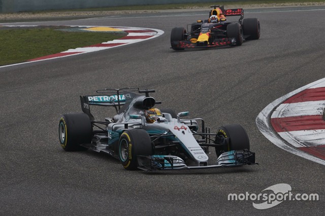 Lewis Hamilton và chiếc Mercedes W08