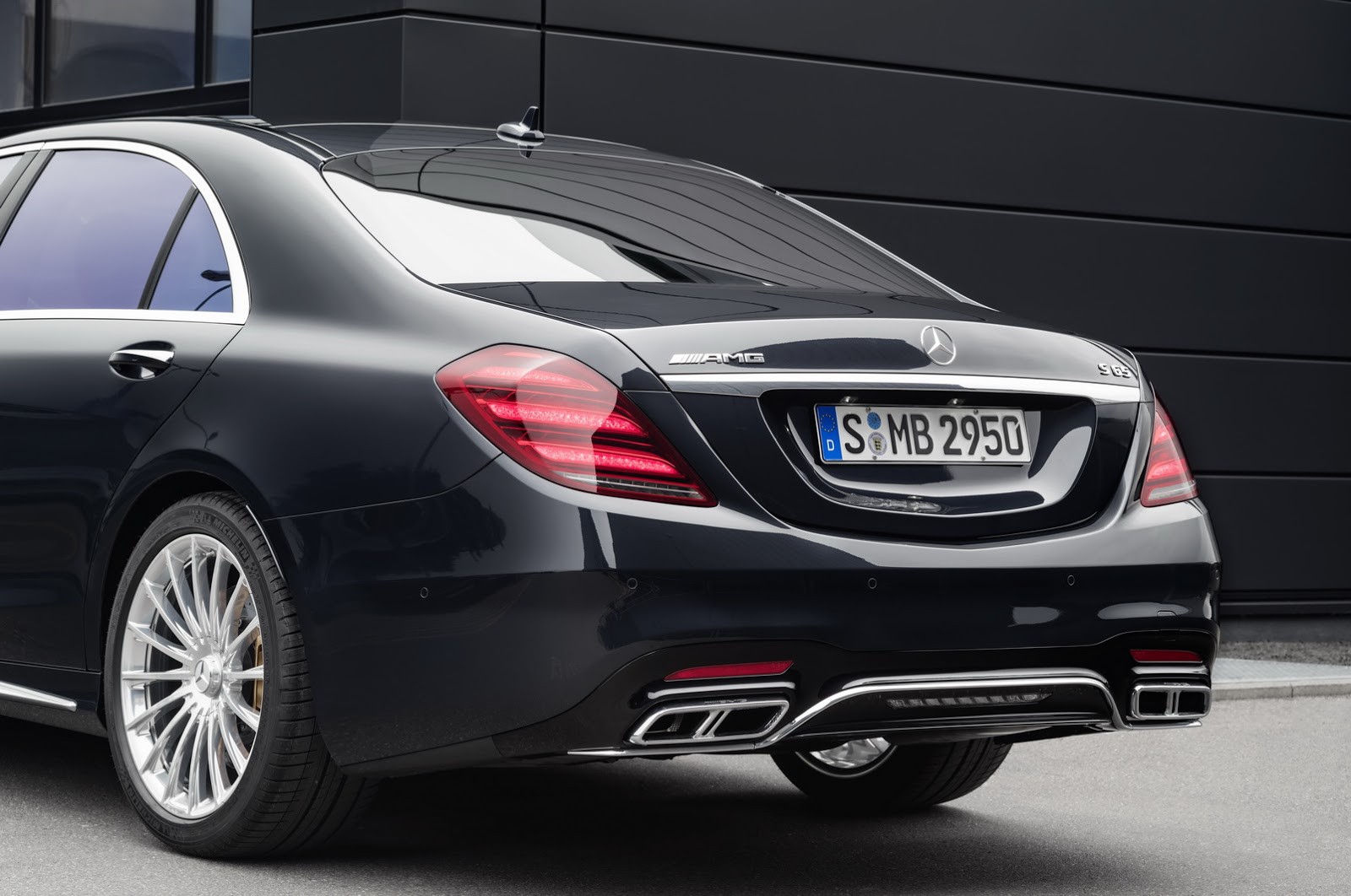 Bên cạnh phiên bản facelift, còn có S63 4MATIC+ và S65 AMG