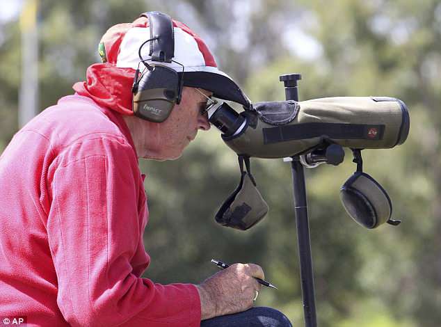 Hình ảnh: Gần 80 tuổi nhưng Robert Pitcairn vẫn tỏ rõ sự minh mẫn ở bộ môn bắn súng