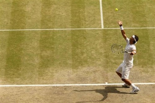 Hình ảnh: Nadal thực hiện cú giao bóng trên mặt sân cỏ