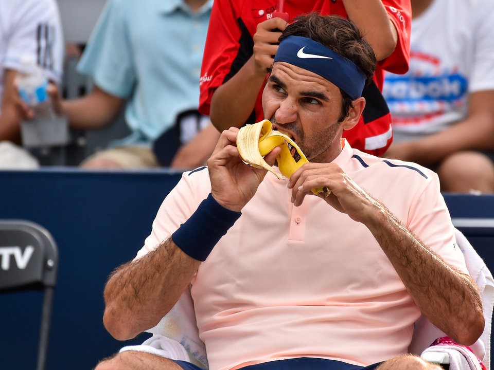 Hình ảnh: Ở những trận đấu kéo dài, Federer nạp nhanh năng lượng bằng cách ăn chuối