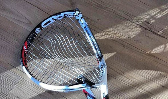 Hình ảnh: Chiếc vợt gãy đôi của Djokovic