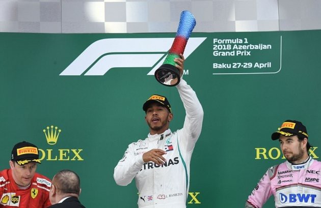 Hình ảnh: Hamilton lần đầu tiên đứng trên đỉnh bảng xếp hạng tổng F1 mùa này